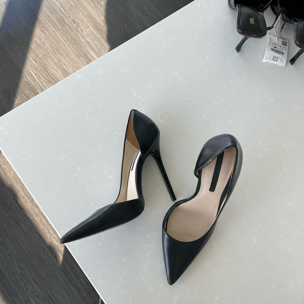 Sleek Black Stiletto Heels with Pointed Toe